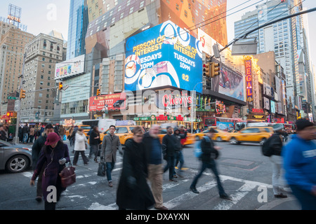 Eine Plakatwand am Times Square in New York, im Besitz von CBS Outdoor Amerika, zeigt Werbung für CBS-TV-Programme Stockfoto