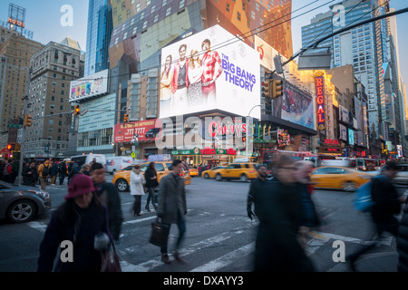Eine Plakatwand am Times Square in New York, im Besitz von CBS Outdoor Amerika, zeigt Werbung für CBS-TV-Programme Stockfoto
