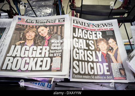 Schlagzeilen der New Yorker Zeitungen berichten über den am Vortag Selbstmord des Modedesigners L'Wren Scott. Stockfoto