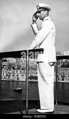 Royal Navy uniform König George VI an Bord ein Marine Schlachtschiff in Malta während des 2. Weltkrieges Stockfoto