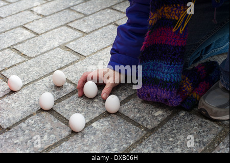 Am Ende Eiern: Vernal Equinox-Feier im Bowling Green Park in New York einladend in den ersten Tag des Frühlings Stockfoto