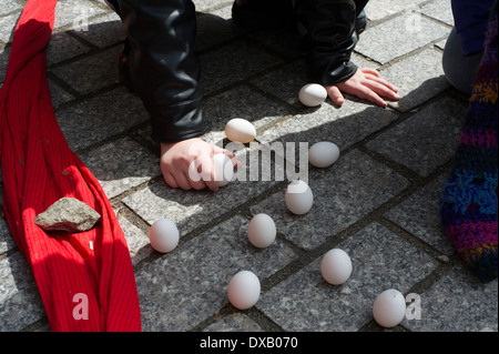 Am Ende Eiern: Vernal Equinox-Feier im Bowling Green Park in New York einladend in den ersten Tag des Frühlings Stockfoto