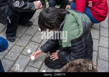 Am Ende Eiern: Vernal Equinox-Feier im Bowling Green Park in New York einladend in den ersten Tag des Frühlings Stockfoto