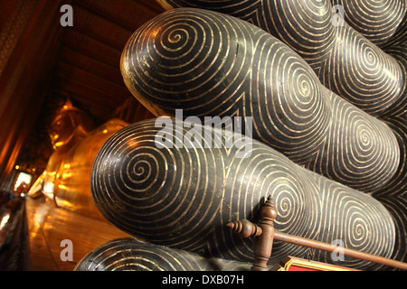 Details zu Füßen der liegende Buddha-Statue im Wat Pho Tempel in Bangkok, Thailand Stockfoto