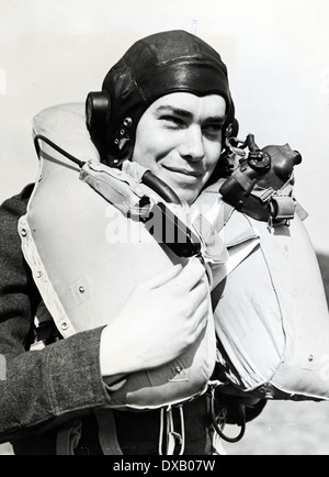 WW11 RAF Pilot in voller fliegende Kleidung mit Mae West Rettungsweste Stockfoto