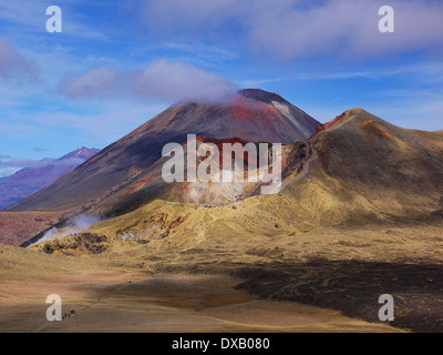 Blick auf Red Crater aus dem Zentralkrater entlang der Tongariro Alpine crossing.with Mt. Ngauruhoe im Hintergrund. Neuseeland. Stockfoto