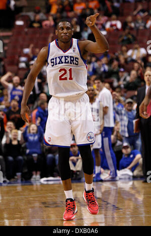 Philadelphia, Pennsylvania, USA. 21. März 2014. Philadelphia 76ers vorwärts Thaddeus Young (21) reagiert auf seine drei-Punkt-Aufnahme während der NBA-Spiel zwischen den New York Knicks und die Philadelphia 76ers im Wells Fargo Center in Philadelphia, Pennsylvania. Die Knicks gewannen 93-92. Christopher Szagola/Cal-Sport-Medien Stockfoto