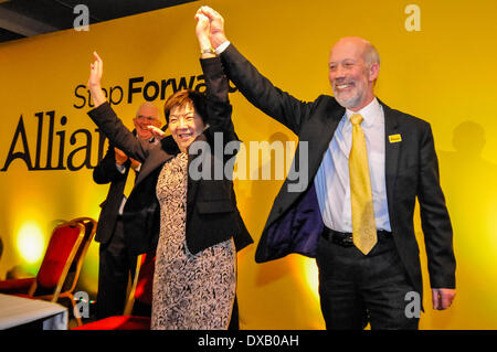 Belfast, Nordirland. 22. März 2014 - Allianz Parteichef David Ford, gratuliert Anna Lo Credit: Stephen Barnes/Alamy Live News Stockfoto