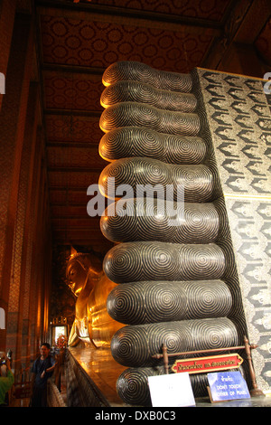 Details zu Füßen der liegende Buddha-Statue im Wat Pho Tempel in Bangkok, Thailand Stockfoto