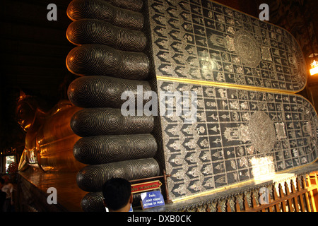 Details zu Füßen der liegende Buddha-Statue im Wat Pho Tempel in Bangkok, Thailand Stockfoto