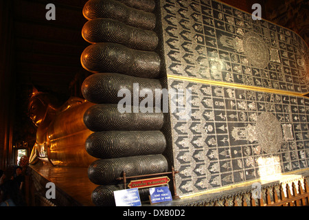 Details zu Füßen der liegende Buddha-Statue im Wat Pho Tempel in Bangkok, Thailand Stockfoto