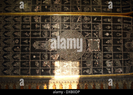 Details zu Füßen der liegende Buddha-Statue im Wat Pho Tempel in Bangkok, Thailand Stockfoto