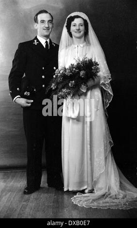 Ein Royal Navy Chief Petty Officer Hochzeit während des 2. Weltkrieges Stockfoto