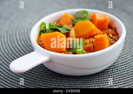 Eine herzhafte warme Herbst-Gericht mit Kürbis-Linsen. Stockfoto