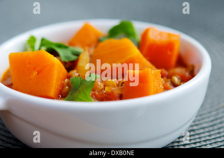 Eine herzhafte warme Herbst-Gericht mit Kürbis-Linsen. Stockfoto