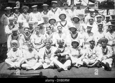 Royal Navy Matrosen von der Edwardian oder großen Krieg Periode in tropischen Kleidung Stockfoto