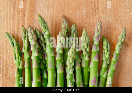 Frische grüne Spargelspitzen/Stengel gegen Holz- Hintergrund, Großbritannien Stockfoto