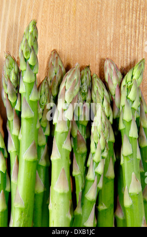 frischer grüner Spargel-Tipps/Stiele aus Holz Hintergrund, UK Stockfoto