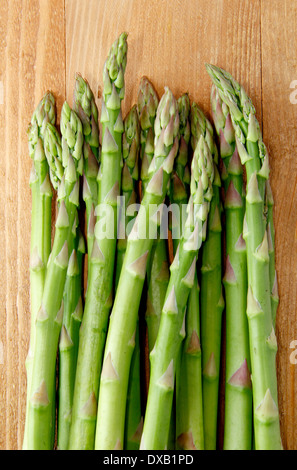 frischer grüner Spargel-Tipps/Stiele aus Holz Hintergrund, UK Stockfoto