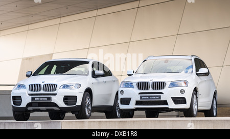 Neue Modelle von X3 X6 SUV BMW Welt zeigen präsentiert. Zwei weiße Autos auf Podium nach Regen nass. Stockfoto