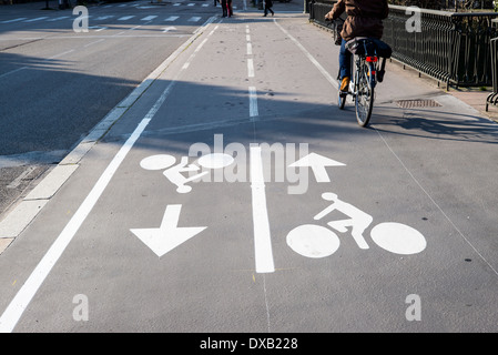 GETRENNTE FAHRRÄDER FAHRRADWEGE beide Wege Fahrradwege auf dem Bürgersteig Straßburg Elsass Frankreich Europa Stockfoto