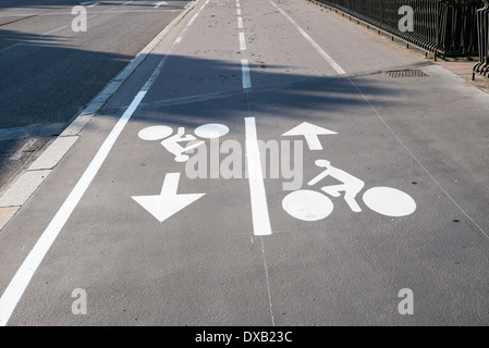 GETRENNTE FAHRRÄDER FAHRRADWEGE beide Wege Fahrradwege auf dem Bürgersteig Straßburg Elsass Frankreich Stockfoto