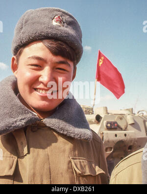 16. Februar 1989 - Termez, Usbekistan, RU - A lächelnd sowjetischen Soldier der 103. wachen Luftlandedivision, 40. Armee, eines der letzten sowjetischen Soldaten in Afghanistan, bei einem Festakt in der Grenze Stadt Termez in die usbekische Sozialistische Sowjetrepublik verlassen kurz nach der Überquerung der Brücke der Freundschaft über den Amudarja-Fluss verbindet der afghanischen Grenze Stadt von Hayratan mit Termez , in die usbekische Sozialistische Sowjetrepublik. Es war neun Jahre und 50 Tage nach intervenieren, um einen Putsch durch einen marxistischen Verbündeten zu unterstützen. (Kredit-Bild: © Arnold Drapkin/ZUMAPRESS.com) Stockfoto