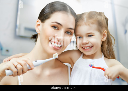 Mutter und Tochter putze mir die Zähne Stockfoto