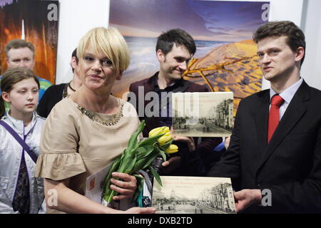 Danzig, Polen 22. März 2014 polnischen berühmte Schauspielerin Katarzyna Figura (c) Geburtstag in Danzig gefeiert. Während der Feierlichkeiten eröffnete Figura ihre Fotografie Ausstellung namens "Momenty" (Momente) präsentiert der anbrechenden Sea Pictures. Stockfoto