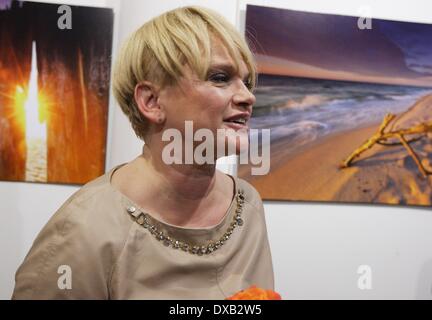 Danzig, Polen 22. März 2014 polnischen berühmte Schauspielerin Katarzyna Figura (c) Geburtstag in Danzig gefeiert. Während der Feierlichkeiten eröffnete Figura ihre Fotografie Ausstellung namens "Momenty" (Momente) präsentiert der anbrechenden Sea Pictures. Stockfoto