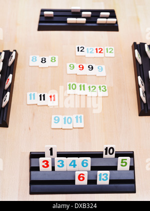 Moskau, Russland - 17. März 2014: Gameplay Rummikub Spiel. Rummikub wurde von Ephraim Hertzano in den frühen 1930er Jahren erfunden. Stockfoto