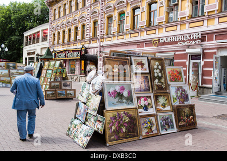 Touristen gehen Kunstwerke zum Verkauf in Arbat-Straße, Moskau, Russland Stockfoto