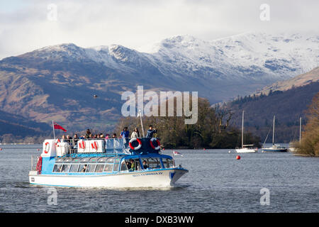 Lake Windermere, Cumbria, UK. 22. März 2014. 22. März 2014 UK Wetter Lake Windermere Sonne & Schnee, Boote & Touristen machen das Beste aus dem Wetter Credit: Gordon Shoosmith/Alamy Live News Stockfoto