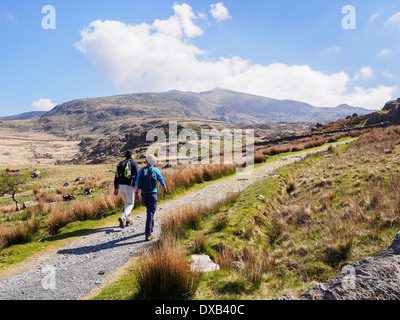 Wanderer zu Fuß auf die Rhyd Ddu Pfad bis zu Mount Snowdon im Abstand in Snowdonia National Park zu Spitze. Gwynedd North Wales UK Stockfoto