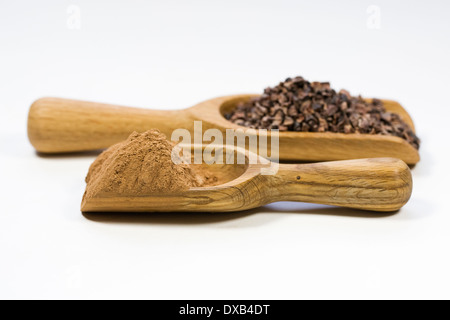 Kugel roh Kakaonibs und eine Kugel von rohem Kakaopulver. Stockfoto