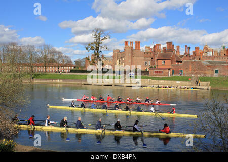 Themse in Hampton Court, SW-London, UK. 22. März 2014. Vorbereitung für den Start des Kopfes des Rennens Fluss Kingston. Über 200 Mannschaften kämpften in der jährlichen Veranstaltung für 3 Meilen von der Themse zwischen Hampton Court Palace und Kingston Rowing Club. Die Mannschaften, die alle aus dem Süden Englands konkurrierten ist mehrere Klassen einschließlich Achter, Vierer, Schädeln und Ruderer, Senior, Junior, Herren- und Damen-Teams. Ergebnisse noch nicht verfügbar. Bildnachweis: Julia Gavin/Alamy Live-Nachrichten Stockfoto