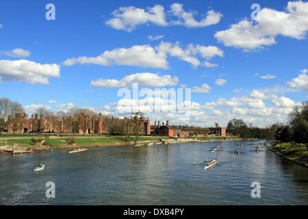 Themse in Hampton Court, SW-London, UK. 22. März 2014. Vorbereitung für den Start des Kopfes des Rennens Fluss Kingston. Über 200 Mannschaften kämpften in der jährlichen Veranstaltung für 3 Meilen von der Themse zwischen Hampton Court Palace und Kingston Rowing Club. Die Mannschaften, die alle aus dem Süden Englands konkurrierten ist mehrere Klassen einschließlich Achter, Vierer, Schädeln und Ruderer, Senior, Junior, Herren- und Damen-Teams. Ergebnisse noch nicht verfügbar. Bildnachweis: Julia Gavin/Alamy Live-Nachrichten Stockfoto