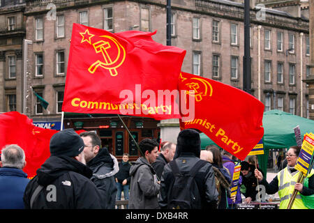 Glasgow, Schottland. 22. März 2014.  Anti-Rassismus-März und Demonstration in George Square, Glasgow, Schottland, UK, mit einer Parade durch die Straßen der Stadt-Zentrum statt. Die Demonstration wurde von der schottischen Zweig der "United Against Fascism" Antifaschismus Tag der Vereinten Nationen mit vielen Interessengruppen und AAMER ANWAR, ein prominenter Gleichheiten Rechtsanwalt Teilnahme Credit feiern organisiert: Findlay/Alamy Live News Stockfoto