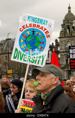 Glasgow, Schottland. 22. März 2014.  Anti-Rassismus-März und Demonstration in George Square, Glasgow, Schottland, UK, mit einer Parade durch die Straßen der Stadt-Zentrum statt. Die Demonstration wurde von der schottischen Zweig der "United Against Fascism" Antifaschismus Tag der Vereinten Nationen mit vielen Interessengruppen und AAMER ANWAR, ein prominenter Gleichheiten Rechtsanwalt Teilnahme Credit feiern organisiert: Findlay/Alamy Live News Stockfoto