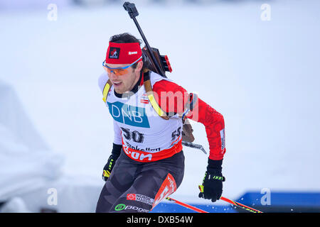 Oslo, Norwegen. 22. März 2014.  E.ON World Cup Biathlon 2014 Nathan Smith von Kanada konkurriert in der Männer 12,5 km Verfolgung während der Biathlon-WM am Holmenkollen in Oslo, Norwegen. Bildnachweis: Action Plus Sport Bilder/Alamy Live News Stockfoto