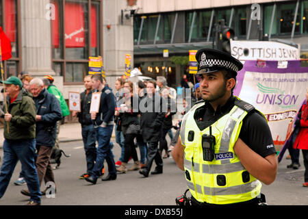 Glasgow, Schottland, Großbritannien. 22. März 2014. Anti Rassismus März und Demonstration auf dem George Square, Glasgow, Schottland, Großbritannien abgehalten, mit einem Umzug durch die Innenstadt. Die Demonstration wurde von der schottischen Zweig der 'United gegen den Faschismus" der Vereinten Nationen Anti-Fascism Tag mit vielen Interessengruppen und AAMER ANWAR, ein prominenter Gleichungen Anwalt nehmen Teil: Findlay/Alamy Leben Nachrichten Feiern organisiert Stockfoto