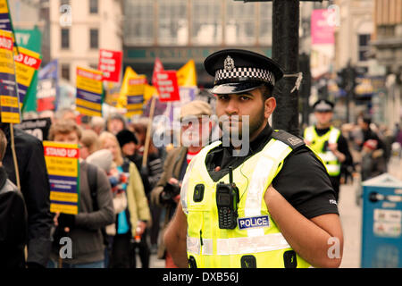 Glasgow, Schottland, Großbritannien. 22. März 2014. Anti Rassismus März und Demonstration auf dem George Square, Glasgow, Schottland, Großbritannien abgehalten, mit einem Umzug durch die Innenstadt. Die Demonstration wurde von der schottischen Zweig der 'United gegen den Faschismus" der Vereinten Nationen Anti-Fascism Tag mit vielen Interessengruppen und AAMER ANWAR, ein prominenter Gleichungen Anwalt nehmen Teil: Findlay/Alamy Leben Nachrichten Feiern organisiert Stockfoto