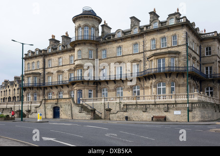 Das ehemalige Zetland Hotel das größte in Saltburn mit eigenem Zugang vom Bahnhof wurde in den 1990er Jahren zu Wohnungen umgewandelt. Stockfoto