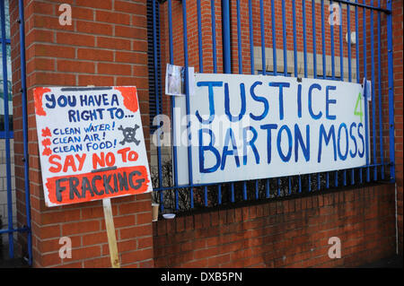 Swinton, Salford, Manchester, UK. 22. März 2014. Anti-Fracking-Aktivisten protestieren außerhalb Swinton Polizeistation, Salford, Manchester. Anti-Fracking-Zeichen neben Gerechtigkeit 4 Barton Moos zu unterzeichnen. Bildnachweis: Dave Ellison/Alamy Live-Nachrichten Stockfoto