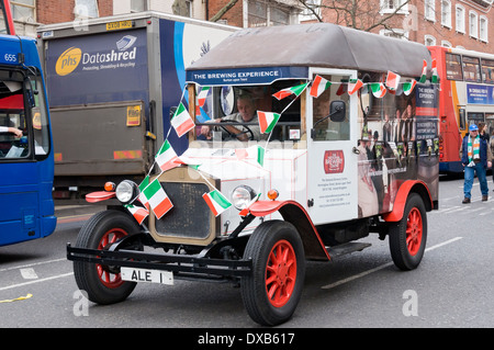 Oldtimer Lieferwagen des Centre National Brauerei an der St. Patricks Day Parade, Nottingham, England, UK Stockfoto