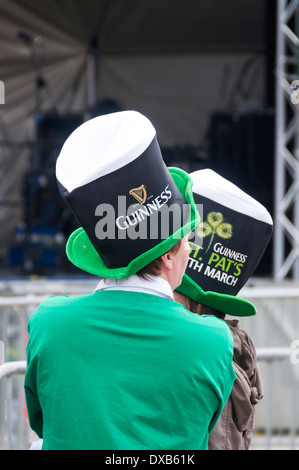 Zwei Zuschauer mit Guiness Hüte, St. Patricks Day Festival, Nottingham, England, UK Stockfoto