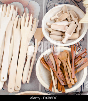 Eine Reihe von woodens Löffel auf Display, verschiedene Form, Handwerkskunst. Stockfoto