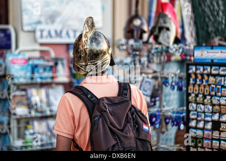 Ein Tourist mit Helm in den Straßen von Athen, Griechenland Stockfoto