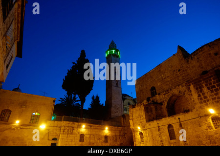 Das Minarett der Moschee von Omar ibn Khattab, das 1193 vom Ayyubiden Sultan Al-Afdal ibn Salah ad-DIN zum Gedenken an das Gebet des Kalifen Omar errichtet wurde, der sich neben der Grabeskirche im christlichen Viertel der Altstadt von Jerusalem Israel befindet Stockfoto