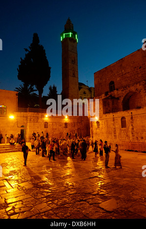 Blick auf das Minarett der Moschee von Omar ibn Khattab, das vom Ayyubiden Sultan Al-Afdal ibn Salah ad-DIN in erbaut wurde 1193 zum Gedenken an das Gebet des Kalifen Omar gegenüber dem südlichen Innenhof der Kirche des Heiligen Grabstätte in der Muristan Gegend des Christlichen Viertels der Altstadt von Jerusalem Israel Stockfoto